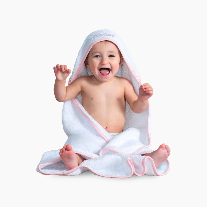 Bébé avec une sortie de bain personnalisée