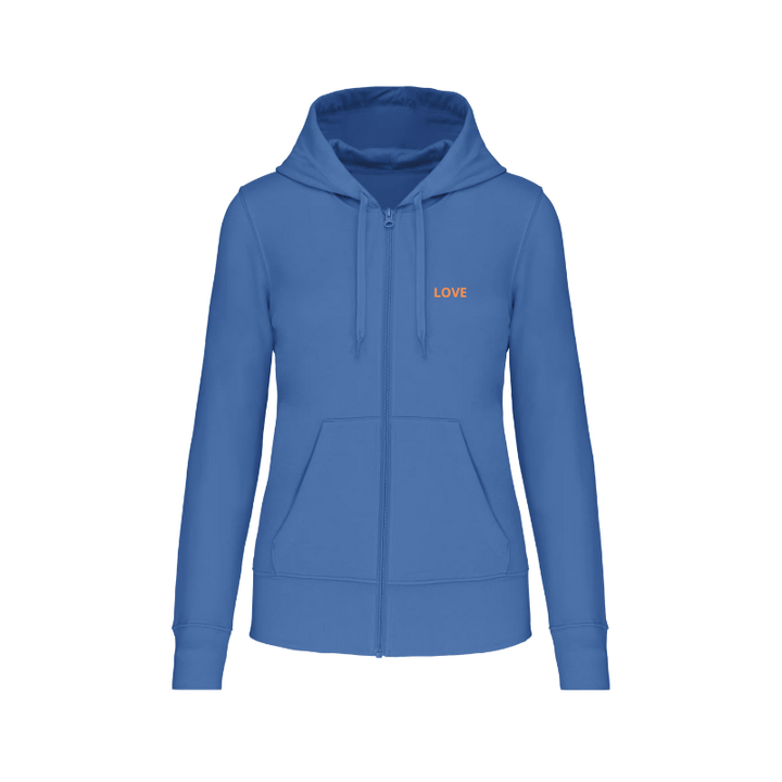 Sweat bleu personnalisé au niveau du coeur dans notre atelier à Douvres-la-Délivrande. Coupe femme
