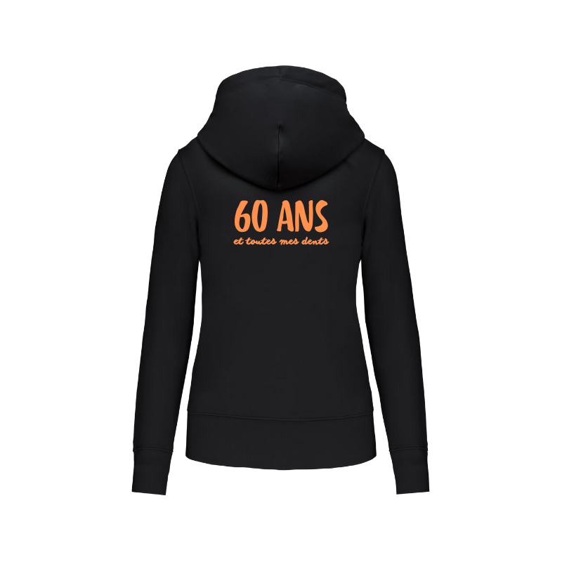 Sweat noir à capuche pour femme avec une fermeture éclair personnalisé dans le dos dans notre atelier de marquage à Caen