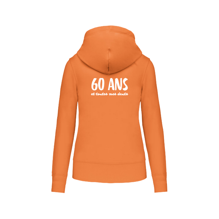 Sweat-shirt zippé orange personnalisé au niveau du dos dans notre atelier