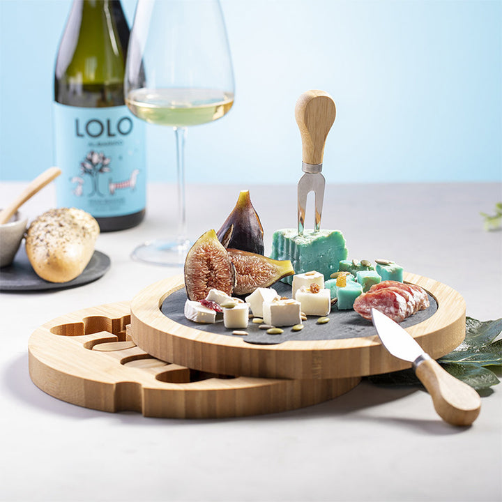 Idée de cadeau pour les fans de l'apéro. Planche à fromage avec ses couverts personnalisables assortis