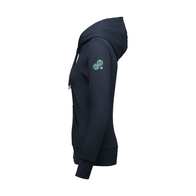 Personnalisation de vêtements dans notre atelier en normandie. Ici personnalisation d'un sweat bleu marine au niveau de la manche