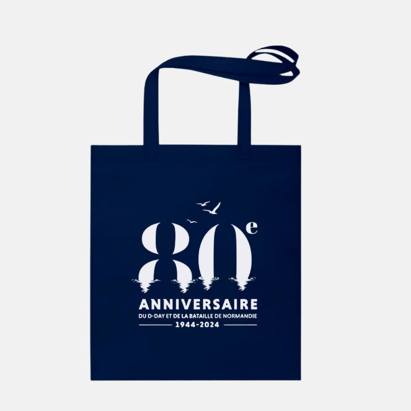 Sac en coton recyclable floqué avec le logo du 80ème anniversaire du Débarquement et de la Bataille de Normandie. Logo grand format imprimé sur un sac conçu pour durer dans le temps.