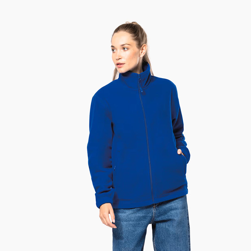 Femme avec une veste polaire unisexe personnalisée